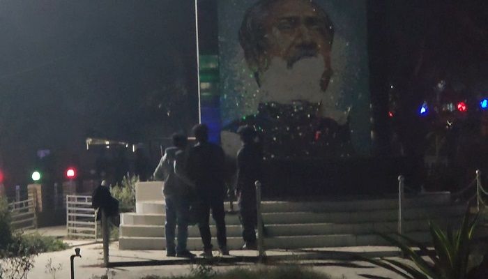 ঠাকুরগাঁওয়ে বঙ্গবন্ধুর ম্যুরাল ভেঙে দিয়েছে একদল মানুষ
