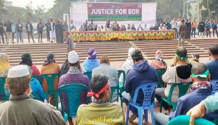 ৬ দাবি নিয়ে চাকরিচ্যুত বিডিআর সদস্যদের অবস্থান