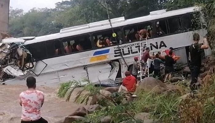 ব্রাজিলে বাস দুর্ঘটনা। ছবি: সংগৃহীত
