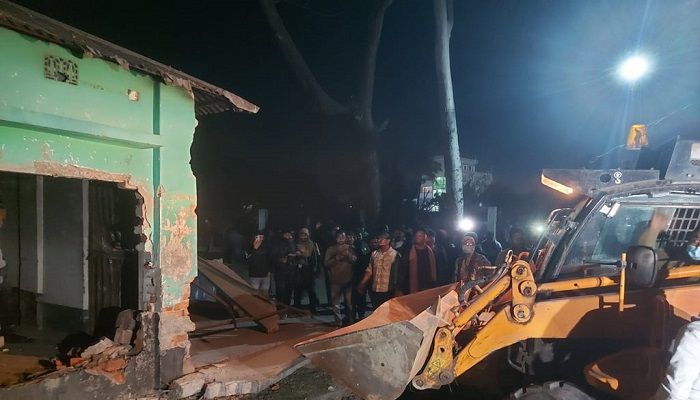 বুলডোজার দিয়ে গাইবান্ধা জেলা আওয়ামী লীগের কার্যালয় গুড়িয়ে হয়। ছবি: গাইবান্ধা প্রতিনিধি