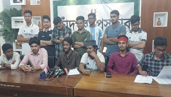 বৈষম্যবিরোধী ছাত্র আন্দোলনের চাঁদপুর জেলা আহ্বায়ক কমিটি ঘোষণার পর সংবাদ সম্মেলন । ছবি : সংগৃহীত 