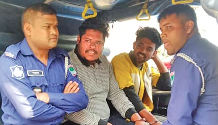 পুলিশের হাতে গ্রেপ্তার দুজন। ছবি: সংগৃহীত 