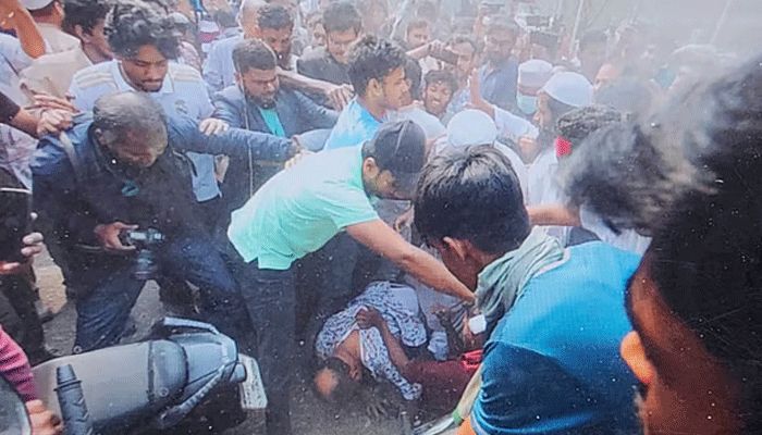ধানমণ্ডি ৩২ নম্বরে এক ব্যক্তিকে পিটুনি দেওয়া হচ্ছে। ছবি: সংগৃহীত 