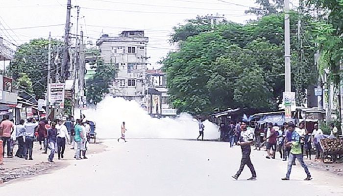 ﻿টিয়ার শেলের ধোঁয়ায় আচ্ছান্ন দিনাজপুরের সড়ক। ফাইল ছবি