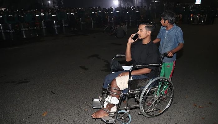 যমুনার সামনে আন্দোলনে আহত এক ব্যক্তি। ছবি: সংগৃহীত 