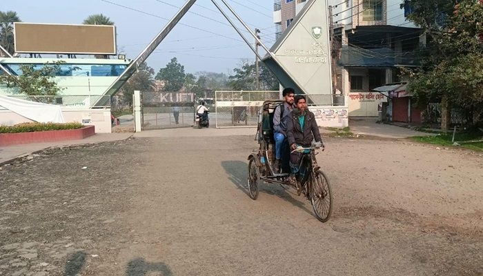 ﻿হল ছাড়ছেন কুয়েট শিক্ষার্থীরা। ফাইল ছবি 