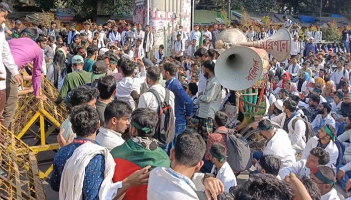 ব্যারিকেড ভেঙে সচিবালয় অভিমুখে ম্যাটস শিক্ষার্থীরা। ছবি: সংগৃহীত 