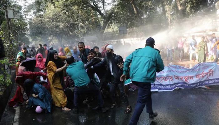 প্রাথমিকের নিয়োগ বাতিল হওয়া প্রার্থীদের ওপর পুলিশের লাঠিচার্জ  