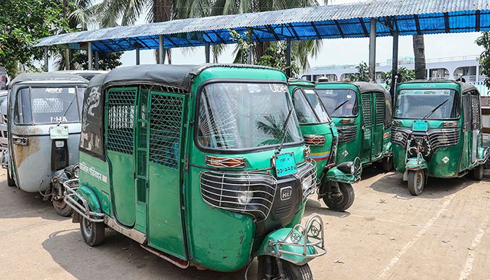 সিএনজি অটোরিকশা চালকদের সড়ক অবরোধ 