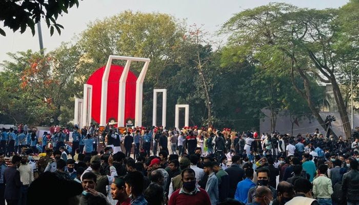 ﻿কেন্দ্রীয় শহীদ মিনারে সর্বস্তরের মানুষের ঢল। ছবি: সংগৃহীত