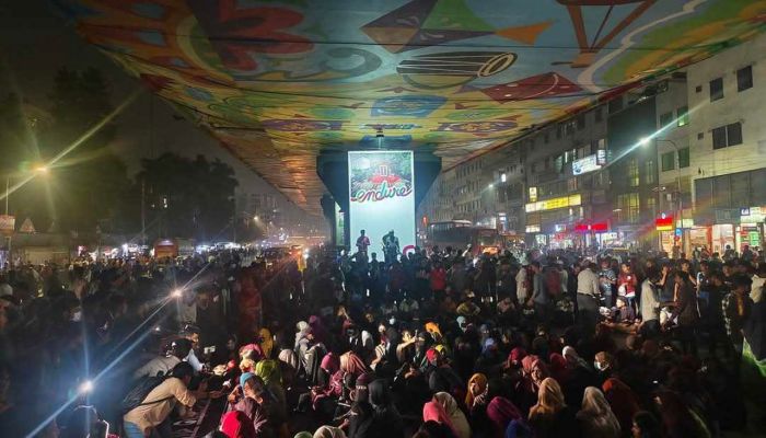 সড়ক ছেড়েছেন তিতুমীরের শিক্ষার্থীরা