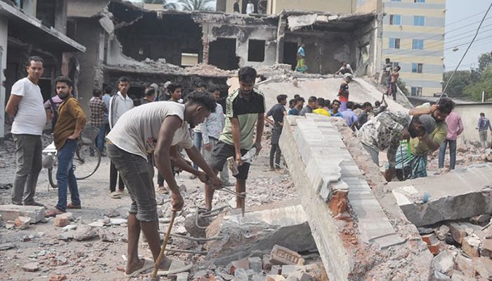খুলনা নগরের ময়লাপোতা এলাকায় গুড়িয়ে দেওয়ার পর শেখ বাড়ির ধ্বংসস্তূপ থেকে বিভিন্ন সামগ্রী সংগ্রহ করছেন স্থানীরা। ছবি: সংগৃহীত