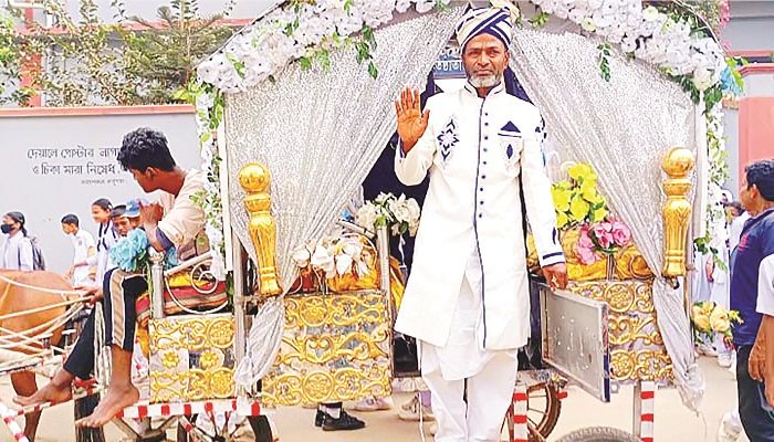 ﻿দপ্তরি নুরুল আবছারের রাজকীয় বিদায়।