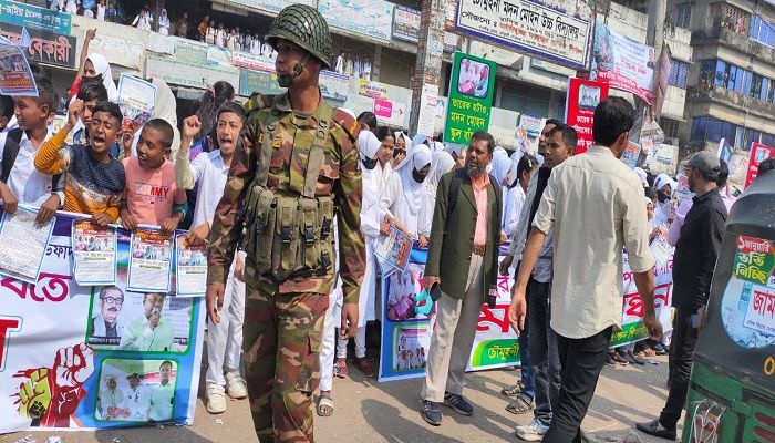 নোয়াখালী বেগমগঞ্জে প্রধান শিক্ষকের অপসারণের দাবিতে শিক্ষার্থীদের সড়ক অবরোধ। ছবি: নোয়াখালী প্রতিনিধি 
