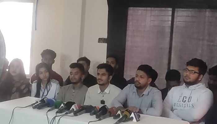 সিরাজগঞ্জ জেলা বৈষম্যবিরোধী ছাত্র আন্দোলনের নতুন কমিটির সংবাদ সম্মেলন। ছবি: সিরাজগঞ্জ প্রতিনিধি 