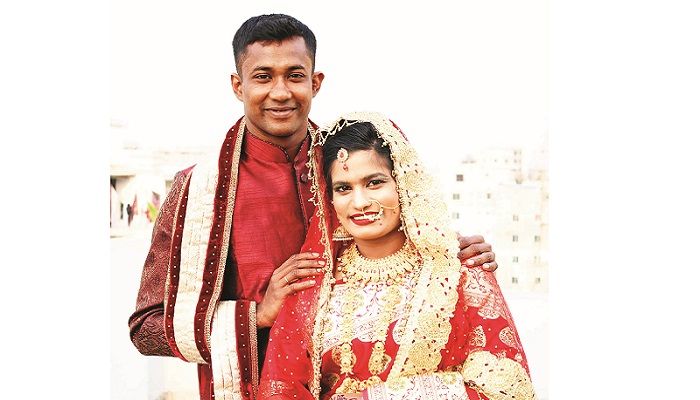 সোনায় মোড়ানো দম্পতি আসিফ-সোনিয়া