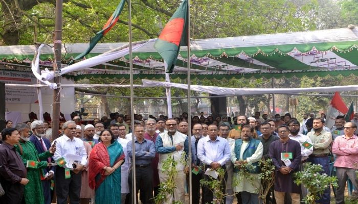 ‘পতাকা উত্তোলন দিবস’ উপলক্ষ্যে আয়োজিত অনুষ্ঠানে ঢাকা বিশ্ববিদ্যালয়ের উপাচার্য অধ্যাপক নিয়াজ আহমদ খান। ছবি- সংগৃহীত