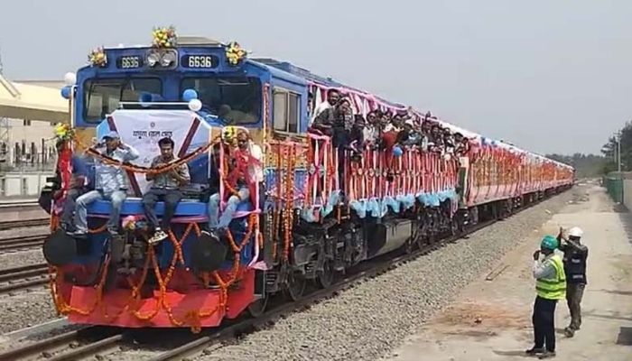 ভাড়া বাড়বে যমুনা রেলসেতু দিয়ে চলা ট্রেনের: সচিব