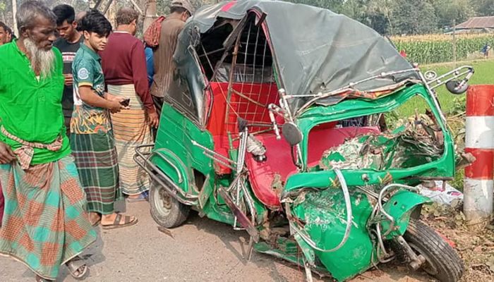 ট্রাকের সঙ্গে মুখোমুখি সংঘর্ষে অটোরিকশাটি দুমড়ে মুচড়ে যায়। ছবি: সংগৃহীত