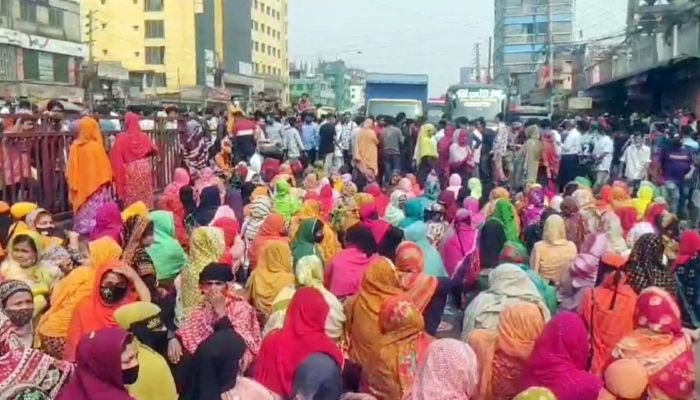 ঢাকা-ময়মনসিংহ ও ঢাকা-টাঙ্গাইল মহাসড়ক অবরোধ। ছবি- সংগৃহীত