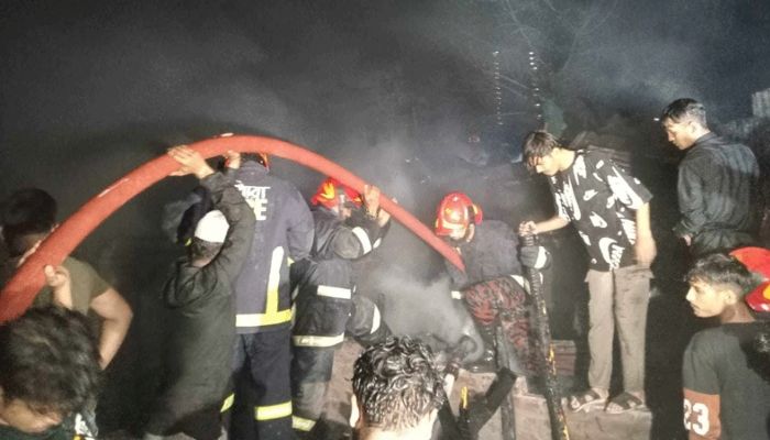 ৮ ইউনিটের চেষ্টায় মহাখালীর সাত তলা বস্তির আগুন নিয়ন্ত্রণে