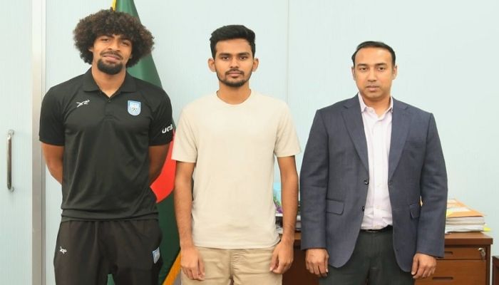 ক্রীড়া উপদেষ্টা আসিফ মাহমুদ সজীব ভূঁইয়ার সঙ্গে হামজা চৌধুরী ও বাফুফে সভাপতি। ছবি: সংগৃহীত 
