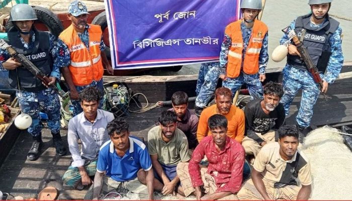 ছয় দিন ধরে সাগরে ভাসা ট্রলারসহ ৮ জেলে উদ্ধার