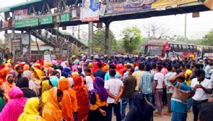 ঈদের ছুটি বাড়ানোর দাবি, শ্রমিকদের সড়ক অবরোধ