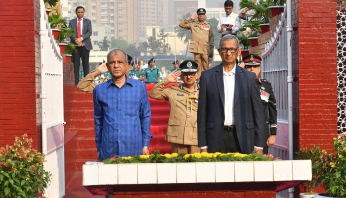 শহীদ পুলিশ সদস্যদের প্রতি স্বরাষ্ট্র উপদেষ্টা-আইজিপির শ্রদ্ধা