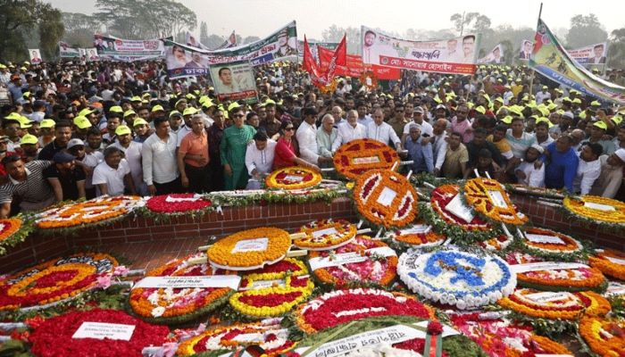 লাখো মানুষ একাত্তরের বীর শহীদদের শ্রদ্ধা জানাচ্ছেন। ছবি- সংগৃহীত