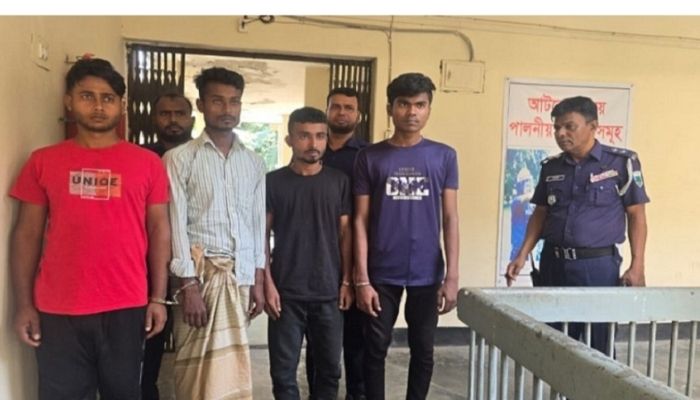 ধর্ষণ মামলায় গ্রেপ্তার চার যুবক। ছবি: নাটোর প্রতিনিধি 