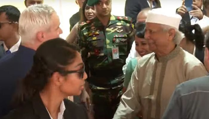 বিভিন্ন শ্রেণিপেশার মানুষের সঙ্গে প্রধান উপদেষ্টার ঈদ শুভেচ্ছা বিনিময়
