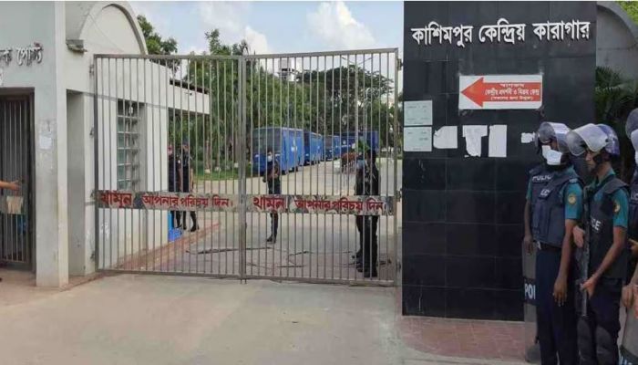  শোবার  ঘরে স্ত্রী-সন্তানসহ স্বামীর মরদেহ উদ্ধার