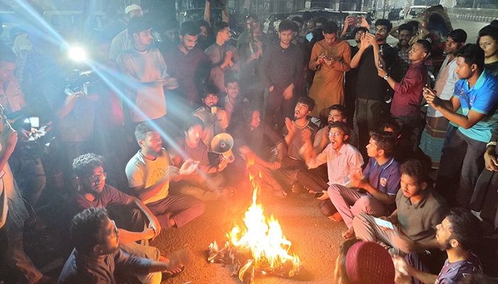 প্রধান উপদেষ্টার বক্তব্য প্রত্যাহারের দাবি ঢাবি শিক্ষার্থীদের