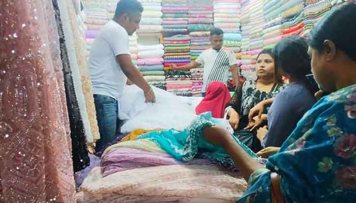 চাঁদনি চক-গাউছিয়ায় জমজমাট ঈদ কেনাকাটা, মুখ ভার নিউমার্কেটের ব্যবসায়ীদের