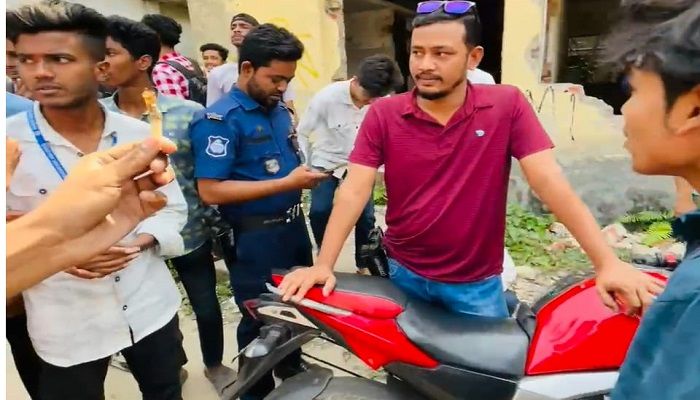 শিক্ষার্থীদের হাতে ধরা খেল ২ পুলিশ সদস্যসহ ৩ জন, পাঠানো হল ডোপ টেস্টে