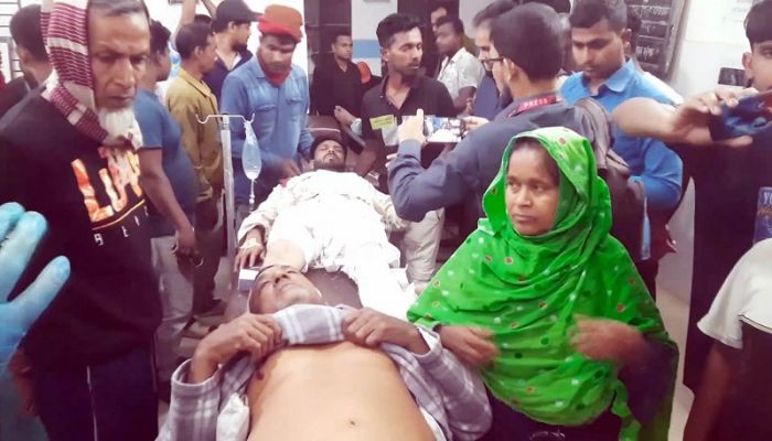 ﻿বোমা হামলায় আহতদের চিকিৎসা দেওয়া হচ্ছে। ছবি: নড়াইল প্রতিনিধি