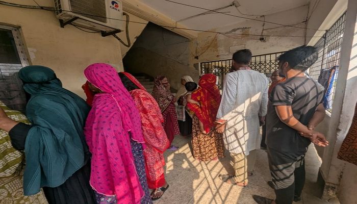  পাবনা জেনারেল হাসপাতালে নিহতদের স্বজনেরা ভীর করে। ছবি: সাম্প্রতিক দেশকাল