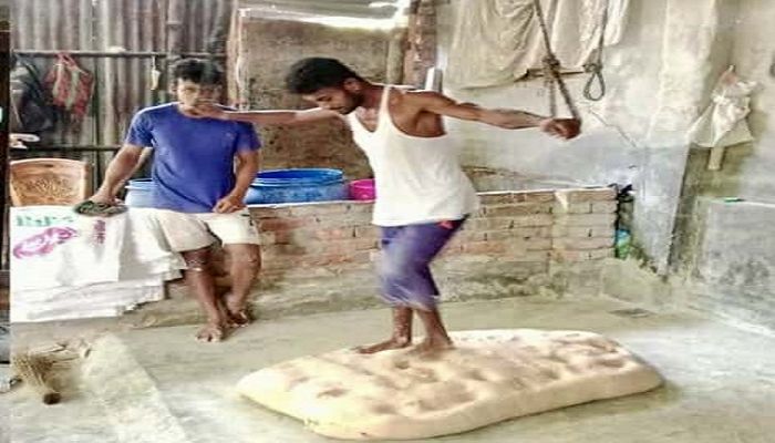  অস্বাস্থ্যকর ও নোংরা পরিবেশে পা দিয়ে পিষে তৈরি হচ্ছে মানহীন লাচ্ছা সেমাই। ছবি: সংগৃহীত