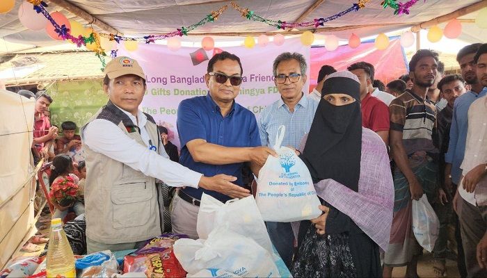 ﻿রোহিঙ্গা শরণার্থীদের মাঝে ঈদ সামগ্রী বিতরণ।