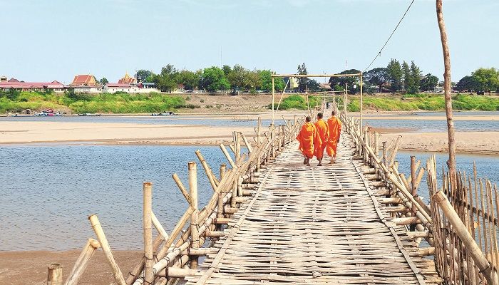 রোমাঞ্চপ্রেমীদের প্রিয় এক বাঁশের সেতু