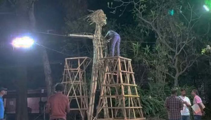 আবু সাইদের দুই হাত প্রসারিত বুক টান করে দাঁড়ানো দৃশ্যটির কাঠামো। ছবি: সাম্প্রতিক দেশকাল 