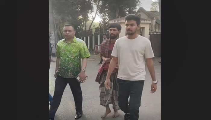 রিকশা চালককে ছাড়িয়ে নিয়ে যান উপদেষ্টা আসিফ মাহমুদ । ছবি: সাম্প্রতিক দেশকাল