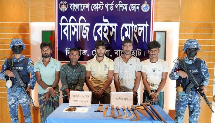 জাহাজে চুরির প্রস্তুতিকালে আটক ৫, অস্ত্র জব্দ