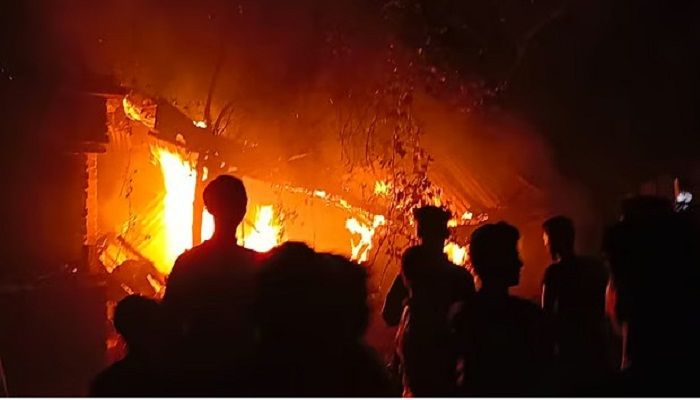মাগুরায় শিশুটির জানাজার পর আসামিদের বাড়িতে অগ্নিসংযোগ
