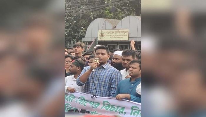 নির্বাহী আদেশ নয়, বিচারের মাধ্যমে আওয়ামী লীগ নিষিদ্ধ চান হাসনাত