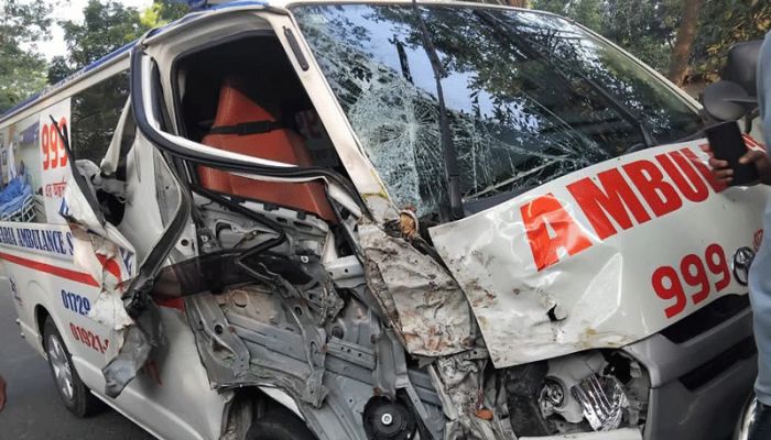 দুর্ঘটনায় ক্ষতিগ্রস্ত অ্যাম্বুলেন্সের সামনের অংশ।