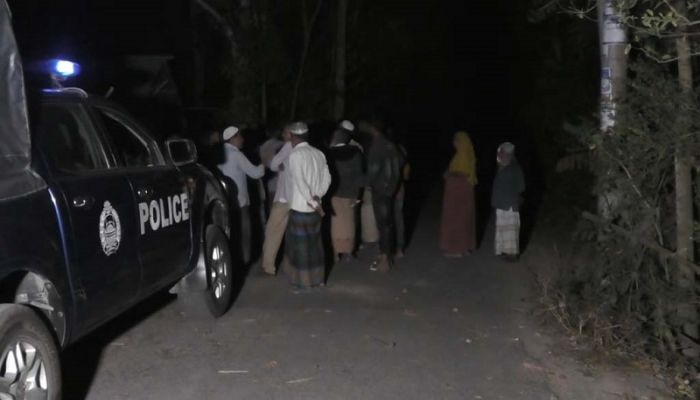 ঝিনাইদহের শৈলকুপায় মসজিদে জুতা হারানো নিয়ে দুই পক্ষের সংঘর্ষ। ছবি: সাম্প্রতিক দেশকাল