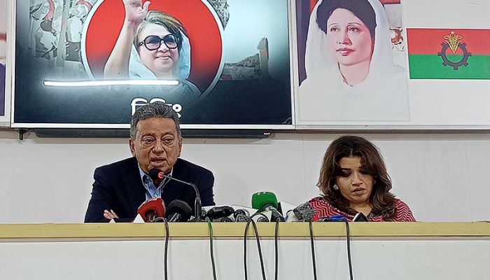 ইউরোপীয় ইউনিয়নের রাষ্ট্রদূতের সঙ্গে বৈঠক শেষে সাংবাদিকদের মুখোমুখি বিএনপি নেতা আমীর খসরু মাহমুদ চৌধুরী।