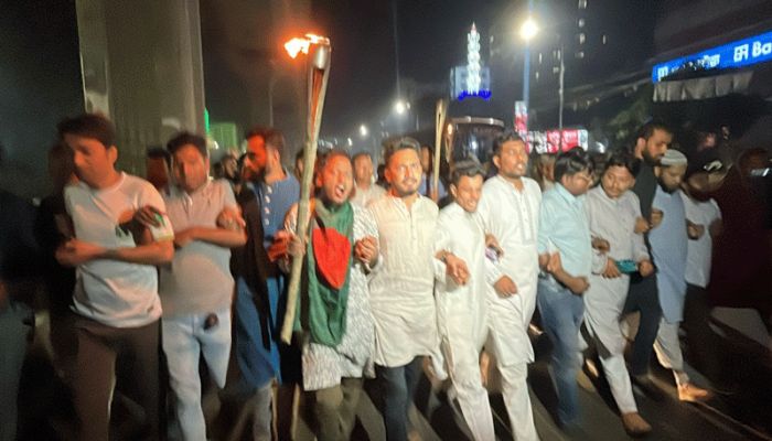 হান্নান মাসুদের ওপর হামলার প্রতিবাদে মধ্যরাতে ঢাকায় বিক্ষোভ করেন জাতীয় নাগরিক পার্টির নেতাকর্মীরা।